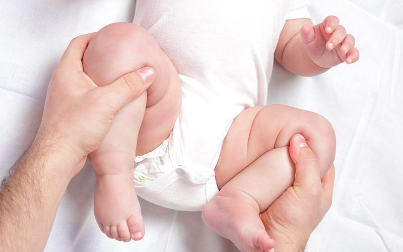 problem z bioderkiem u niemowlaka dwie pieluchy
