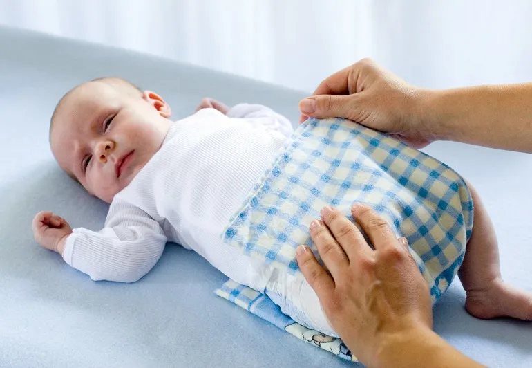 problem z bioderkiem u niemowlaka dwie pieluchy
