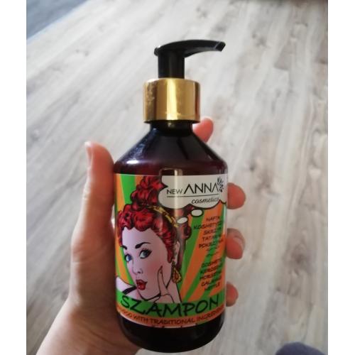szampon z naftą kosmetyczną ekstraktami z pokrzywy tataraku i skrzypu